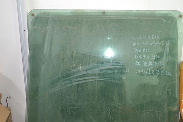 压路机驾驶室前挡玻璃